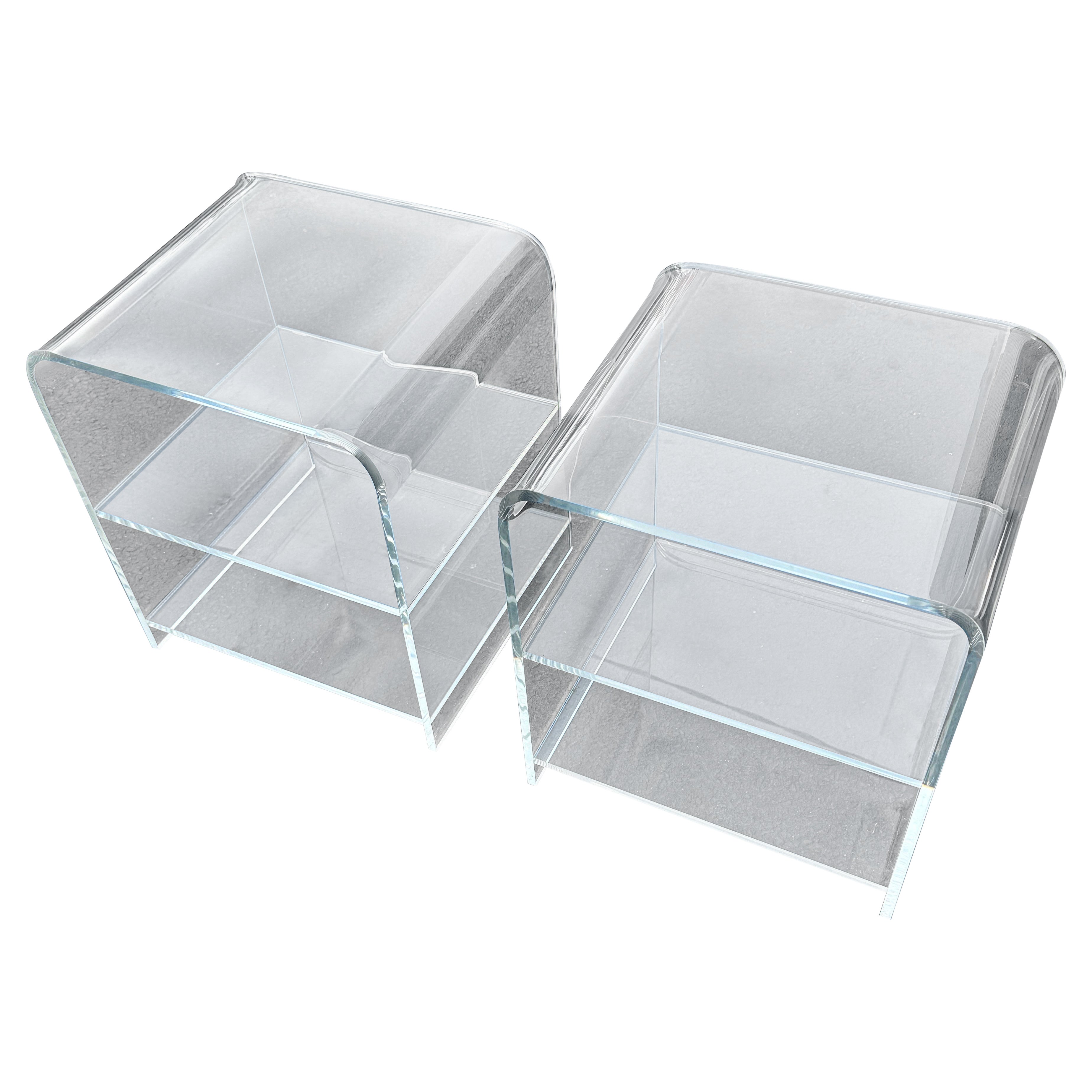 Paire de tables basses à cascade en Lucite épaisse du milieu du siècle dernier en vente