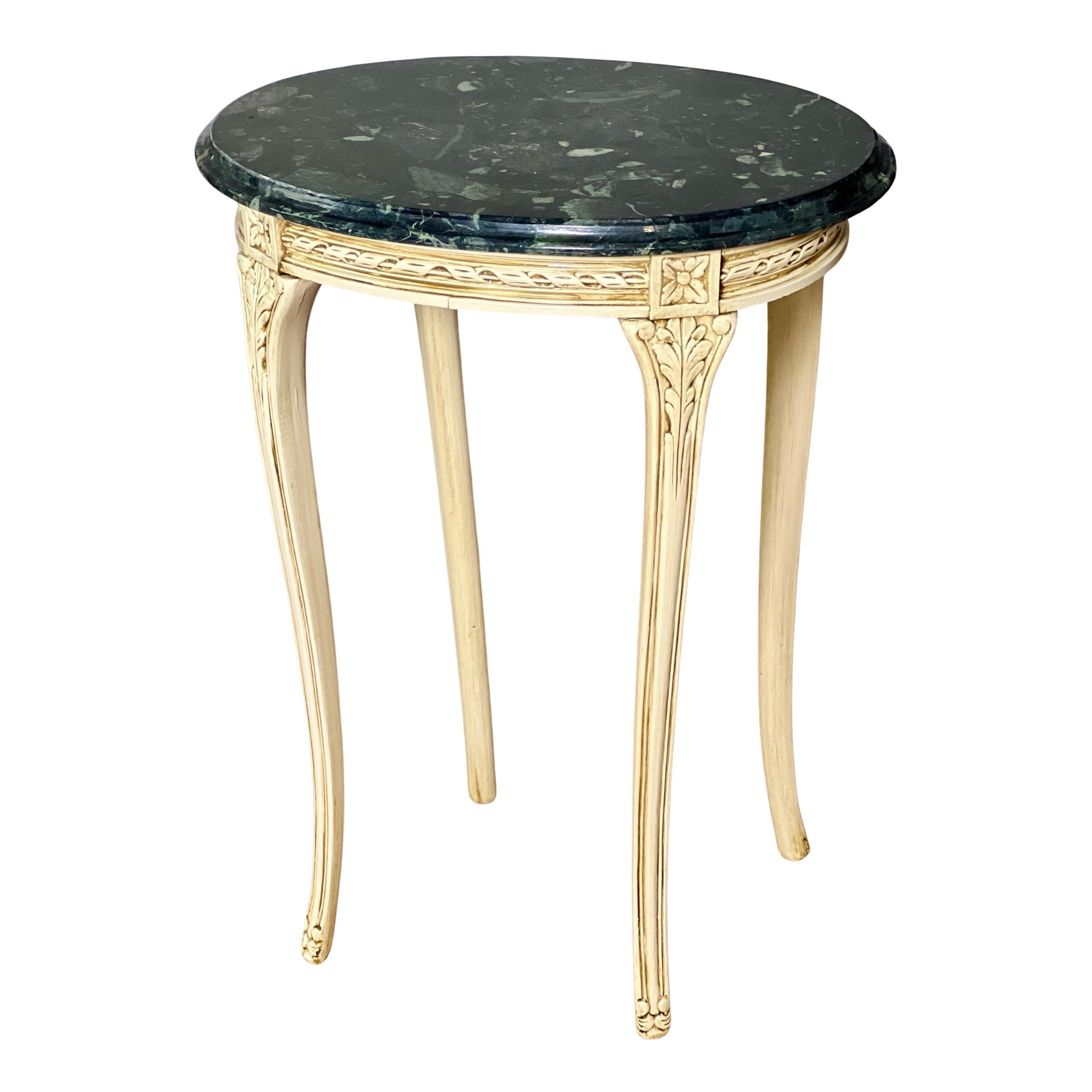 Table d'appoint ovale sculptée de style Louis XV du 20ème siècle, peinte en crème et peinte en marbre