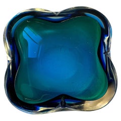 Gran cuenco biomórfico de cristal de Murano azul y verde, hacia 1970
