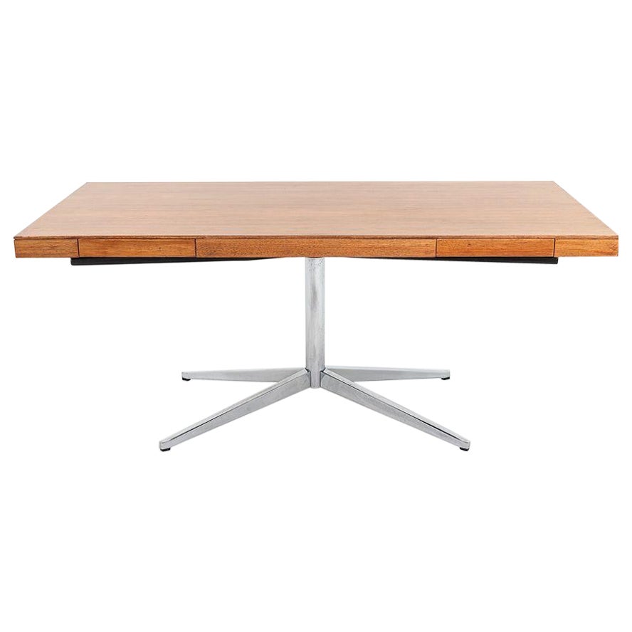 1960s Bureau des partenaires de Florence Knoll en noyer et chrome avec quatre tiroirs