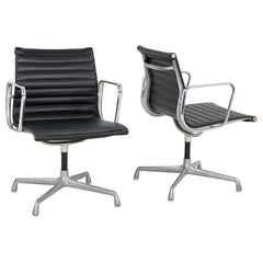 Sillas auxiliares de dirección de aluminio Herman Miller de los años 70 en naugahyde negro