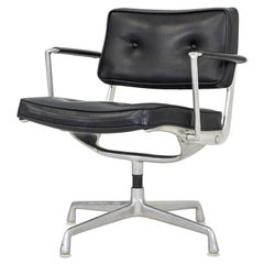 Silla de escritorio intermedia Herman Miller Eames ES102 1968 en naugahyde negro