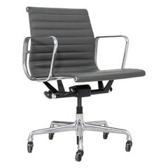 2017 Herman Miller Eames EAG Silla de dirección de grupo de aluminio en piel gris