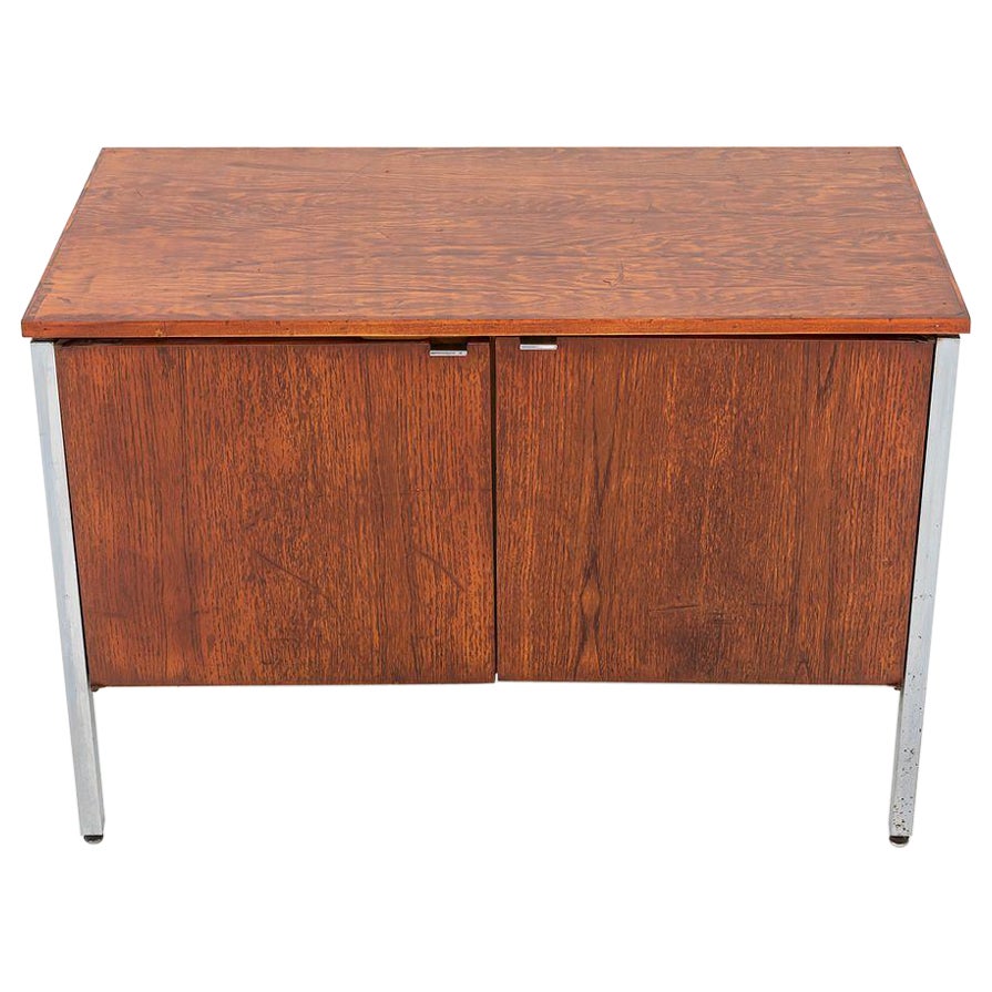 C. Armario / Credenza de dos puertas de roble y cromo de los años 60 atribuido a Lehigh Leopold en venta