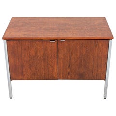 C. Armadio/credenza a due ante in Oak e cromo degli anni '60 attribuito a Lehigh Leopold