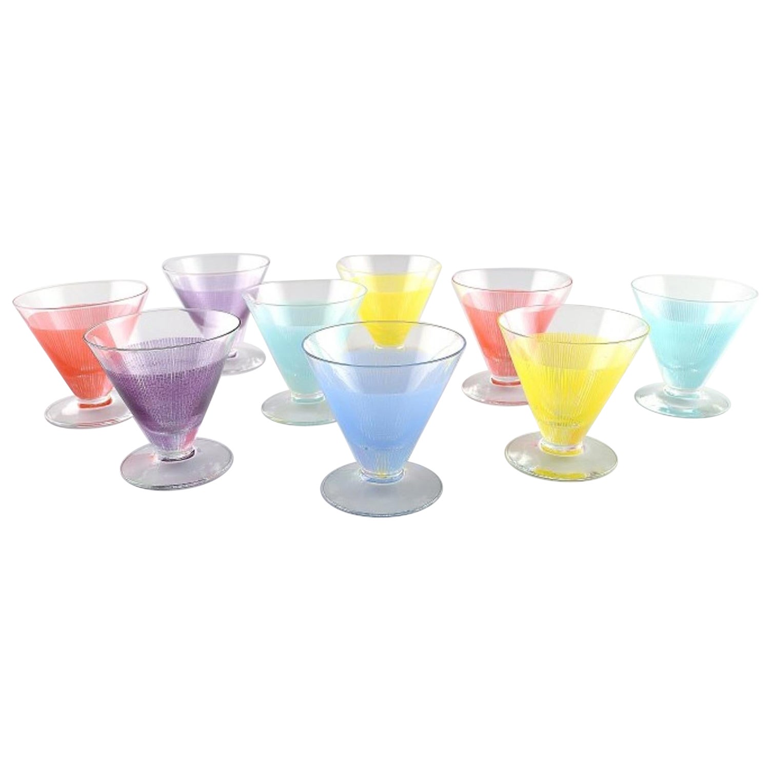 What is the difference between a martini glass and a cocktail glass?