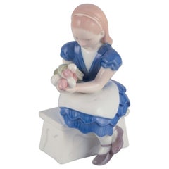 Bing & Grondahl, Dinamarca. Figurita de porcelana de una niña sentada con flores