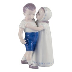 Bing y Grondahl, figurita de porcelana de una niña y un niño.  Aproximadamente 1930
