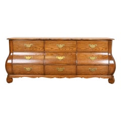 Baker Furniture Cómoda Provincial Francesa Luis XV de roble y madera de nudo con forma de Bombay