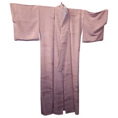 Japanisches Seidenkimono in Rosa und Grau mit Mustern