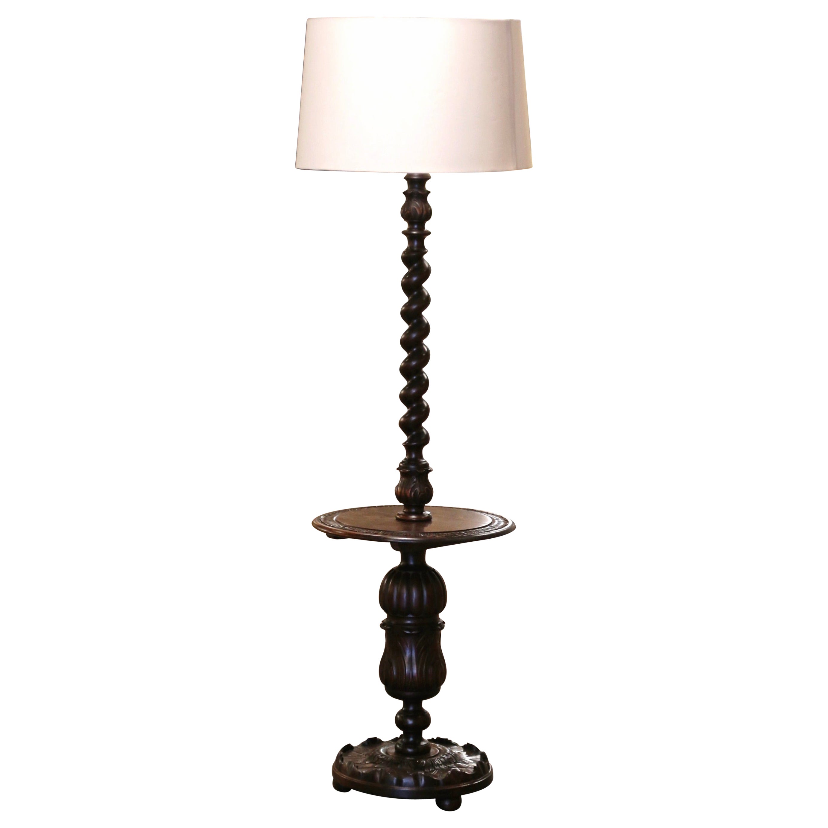 Lámpara de pie francesa de principios del siglo XX tallada en madera de cebada con mesa adosada en venta