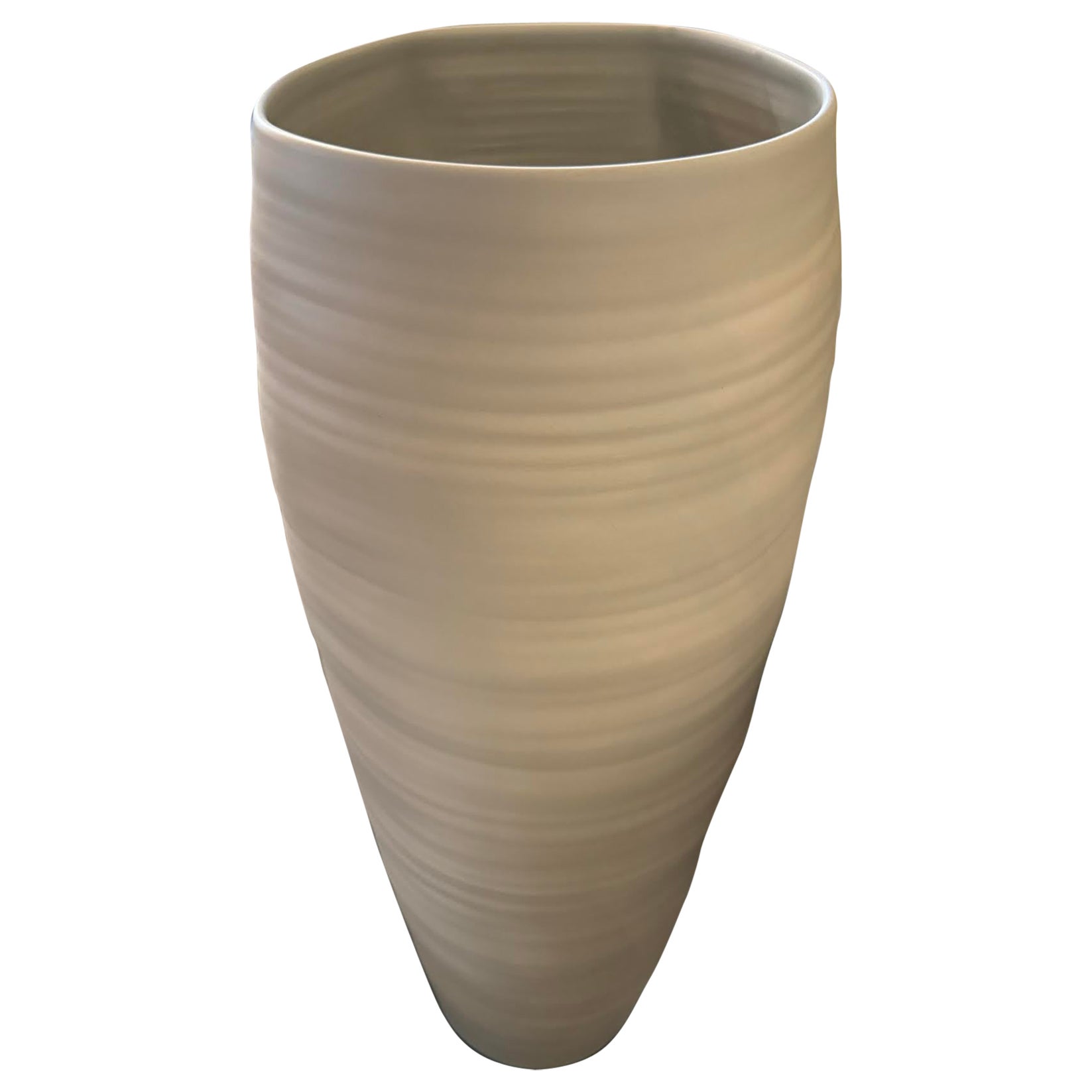 Vaso in ceramica a forma di cilindro alto color canapa, Italia, Contemporaneo