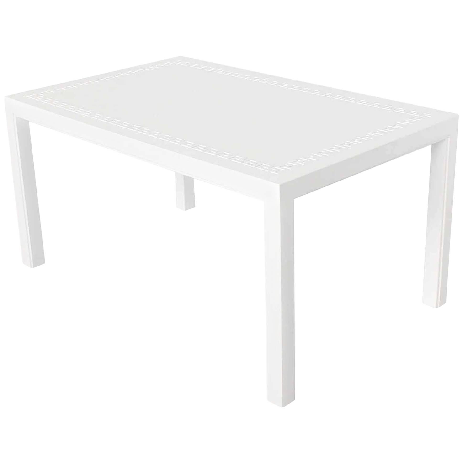 Table basse en laque blanche surélevée à plateau orné de clés grecques en vente