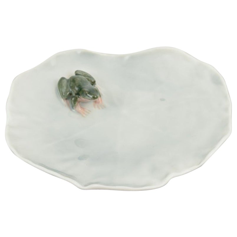 Royal Copenhagen, pequeño plato Art Nouveau con rana. 1969-1974. en venta