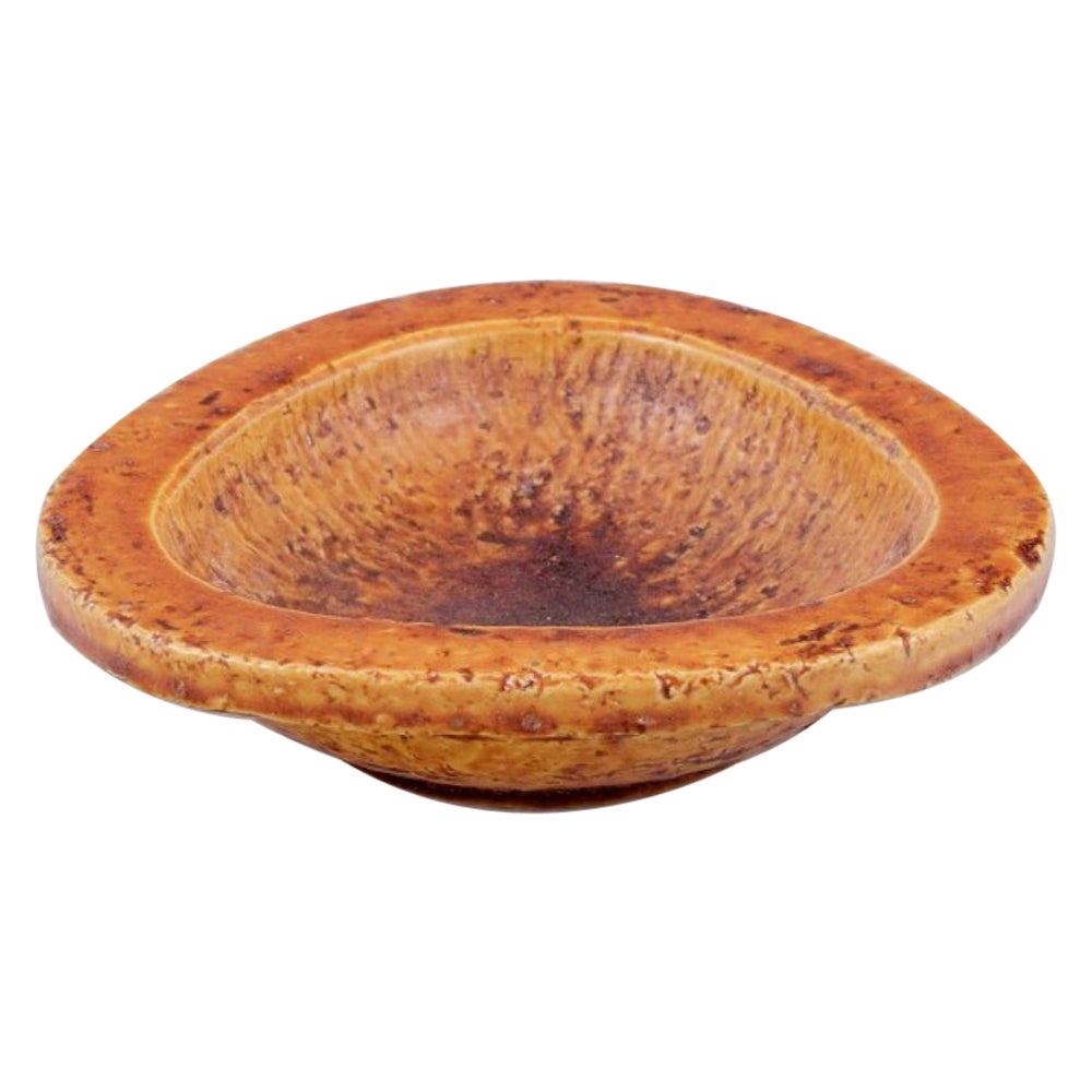 Gunnar Nylund per Rörstrand. Ciotola in ceramica con smalto nei toni del giallo ocra in vendita