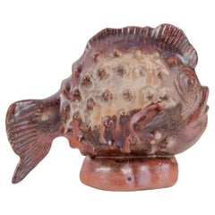 Europäischer Studio-Keramiker. Große Keramikfigur eines Fisches.