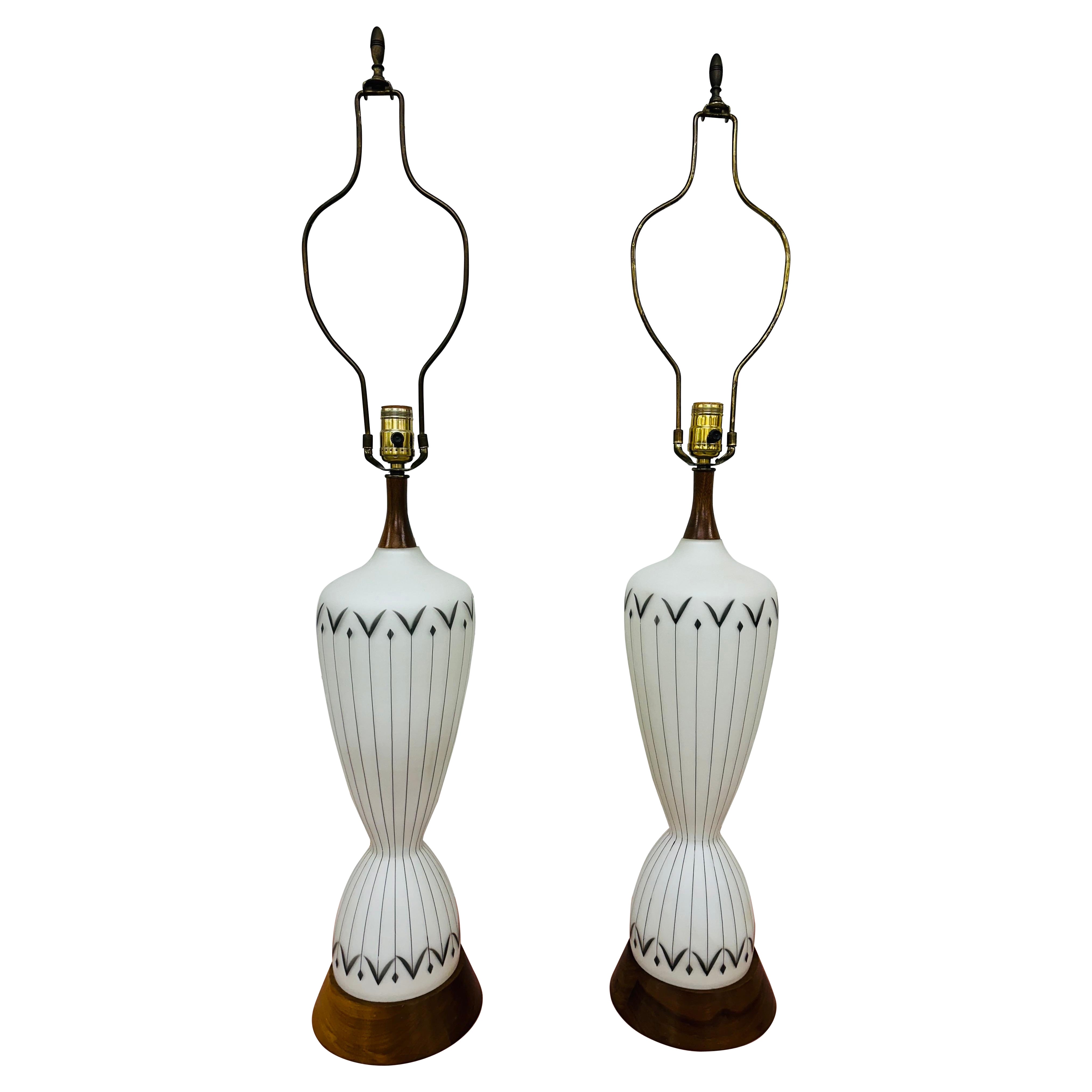 Lampade da tavolo in vetro e noce della tradizione danese moderna del metà del secolo - Set di 2