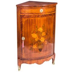 armoire d'angle basse du 19ème siècle en marqueterie de bois de rose et de bois de satin