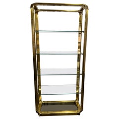 Étagère en laiton et verre de style Hollywood Regency par Widdicomb