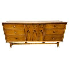 Mid-Century Modern Broyhill Brasilia Nussbaum 9-Schublade Kommode