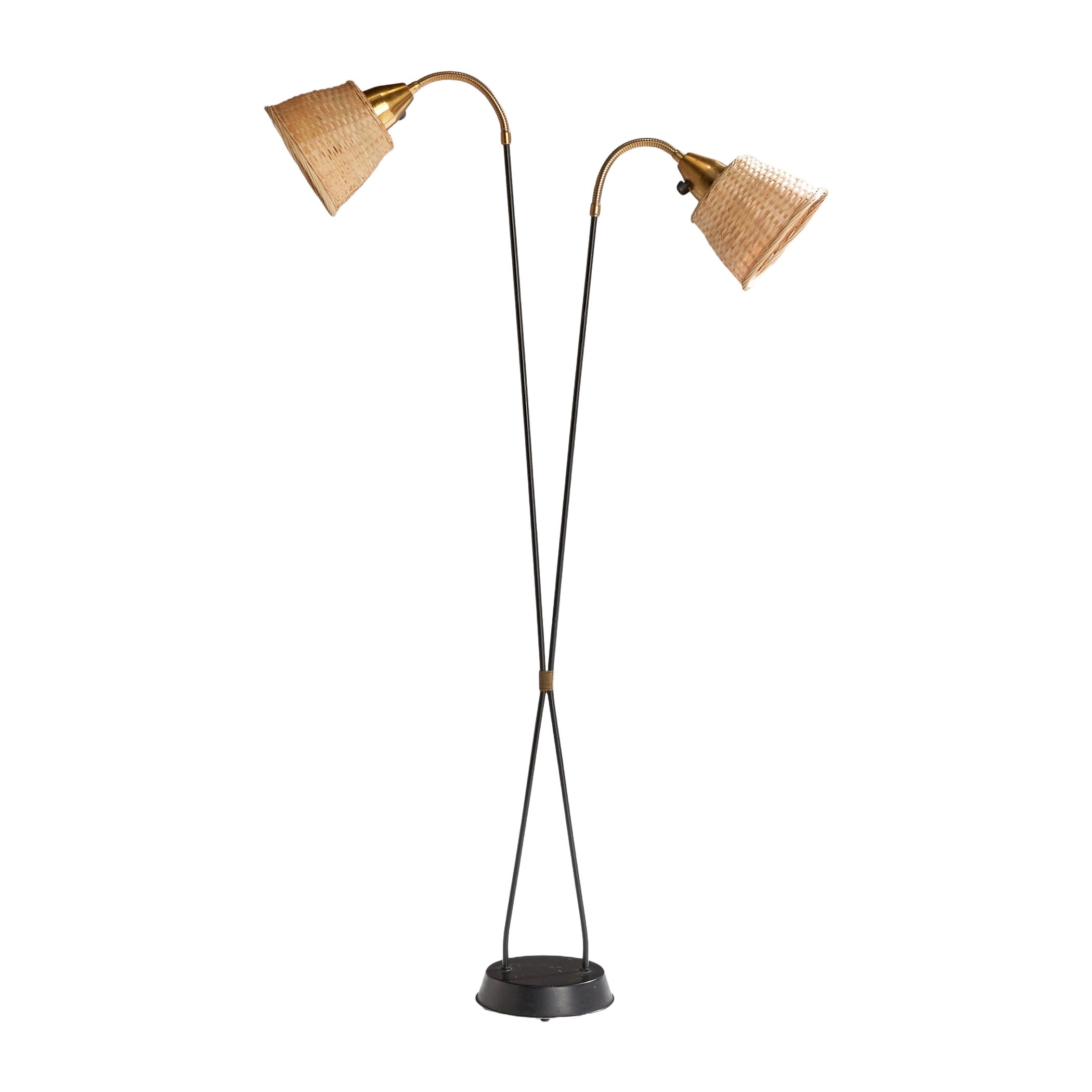 Lampadaire de designer suédois, laiton, métal, rotin, Suède, années 1950