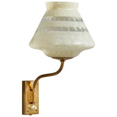 Schwedische Designerin, Wandleuchte, Messing, Glas, Schweden, 1940er Jahre