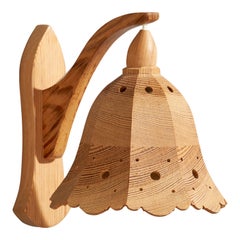 Schwedische Designerin, Wandleuchte, Kiefernholz, Schweden, 1970er Jahre
