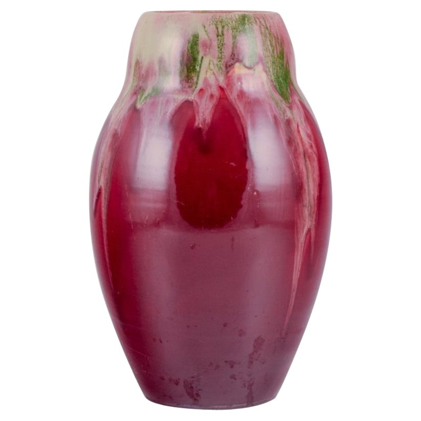 Michael Andersen, Bornholm. Grand vase en céramique. Milieu du 20e siècle.