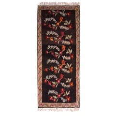 Rug & Kilim noir, beige, rouge, floral, turc, tissé à plat, du milieu du siècle dernier