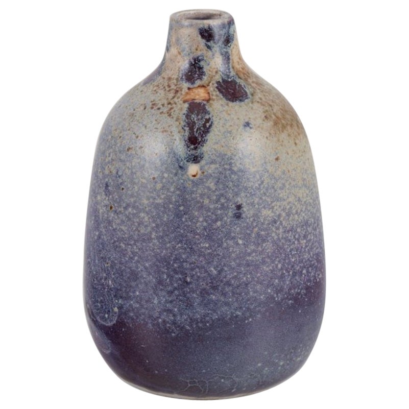 Königliches Kopenhagen. Einzigartige Keramikvase.  Testglasur in violetten Farbtönen.