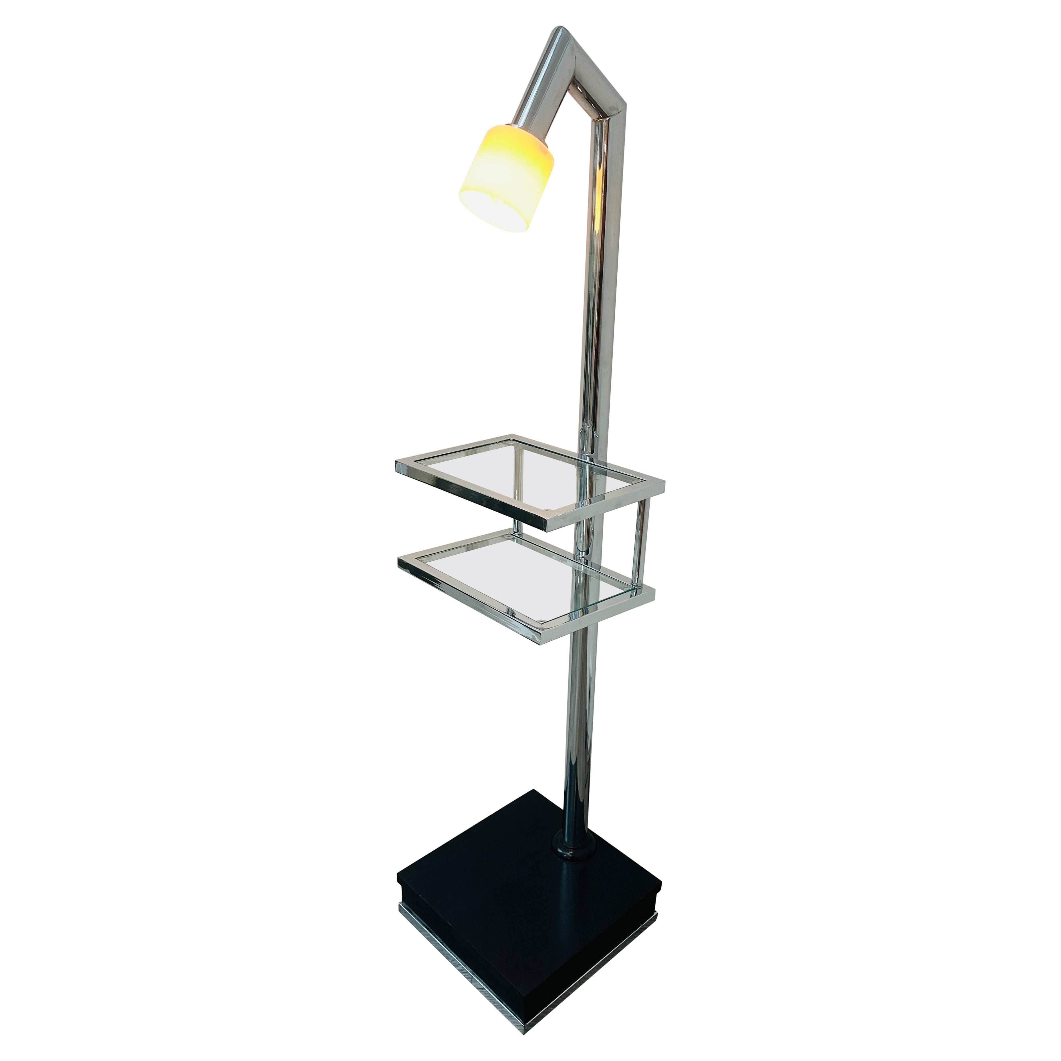 Lampada da terra italiana anni '70 a due ripiani in vetro trasparente e metallo cromato con paralume angolato in vendita
