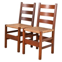 Gustav Stickley Sillas auxiliares antiguas Mission Arts & Crafts de roble con respaldo de escalera, Pareja