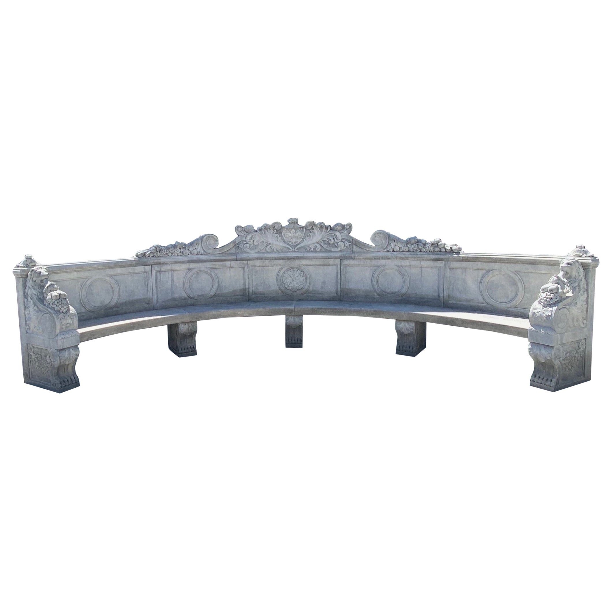 Banc italien semi-circulaire en pierre de chaux de grande taille