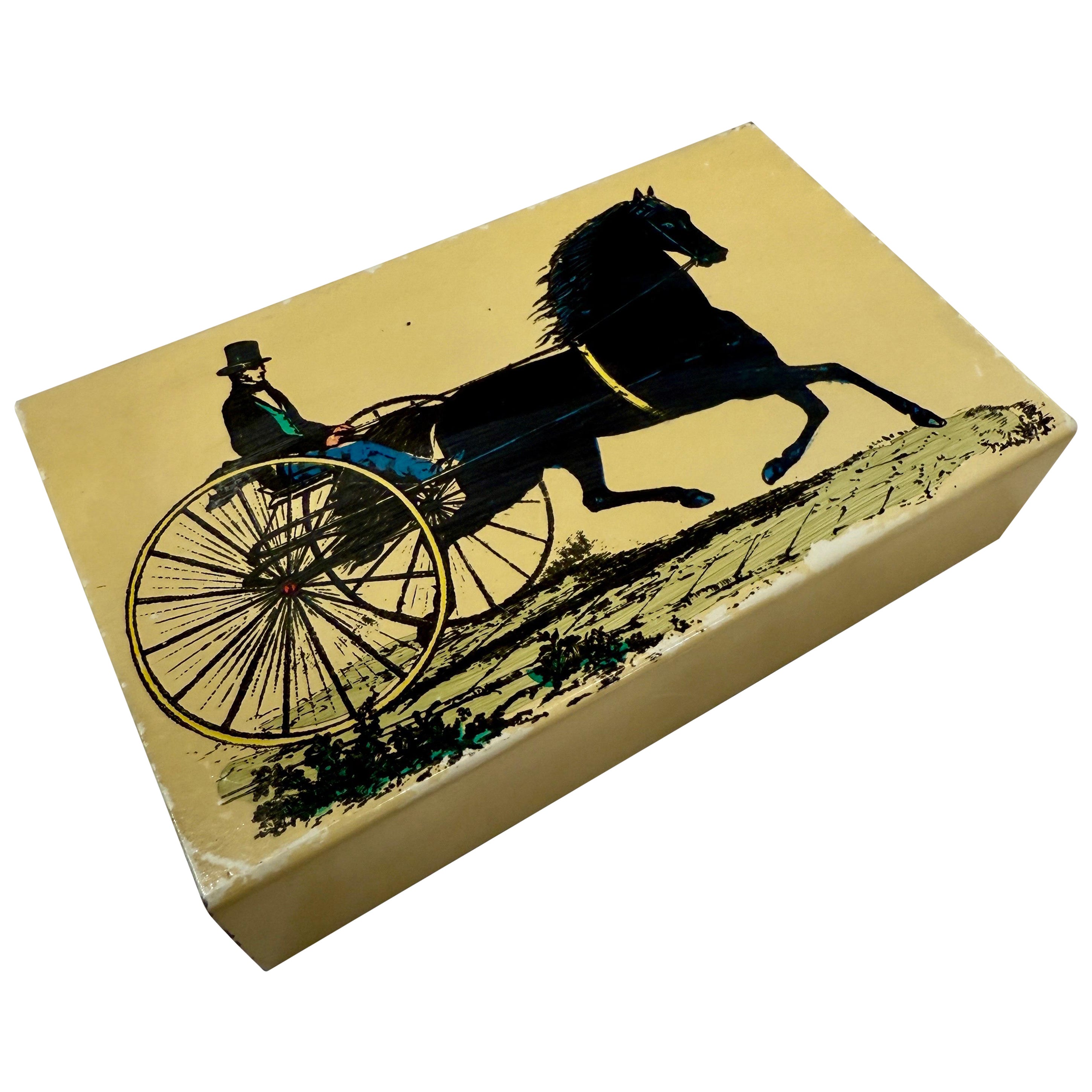 Caja vintage de metal esmaltado y caoba de Piero Fornasetti - Caballo y calesa