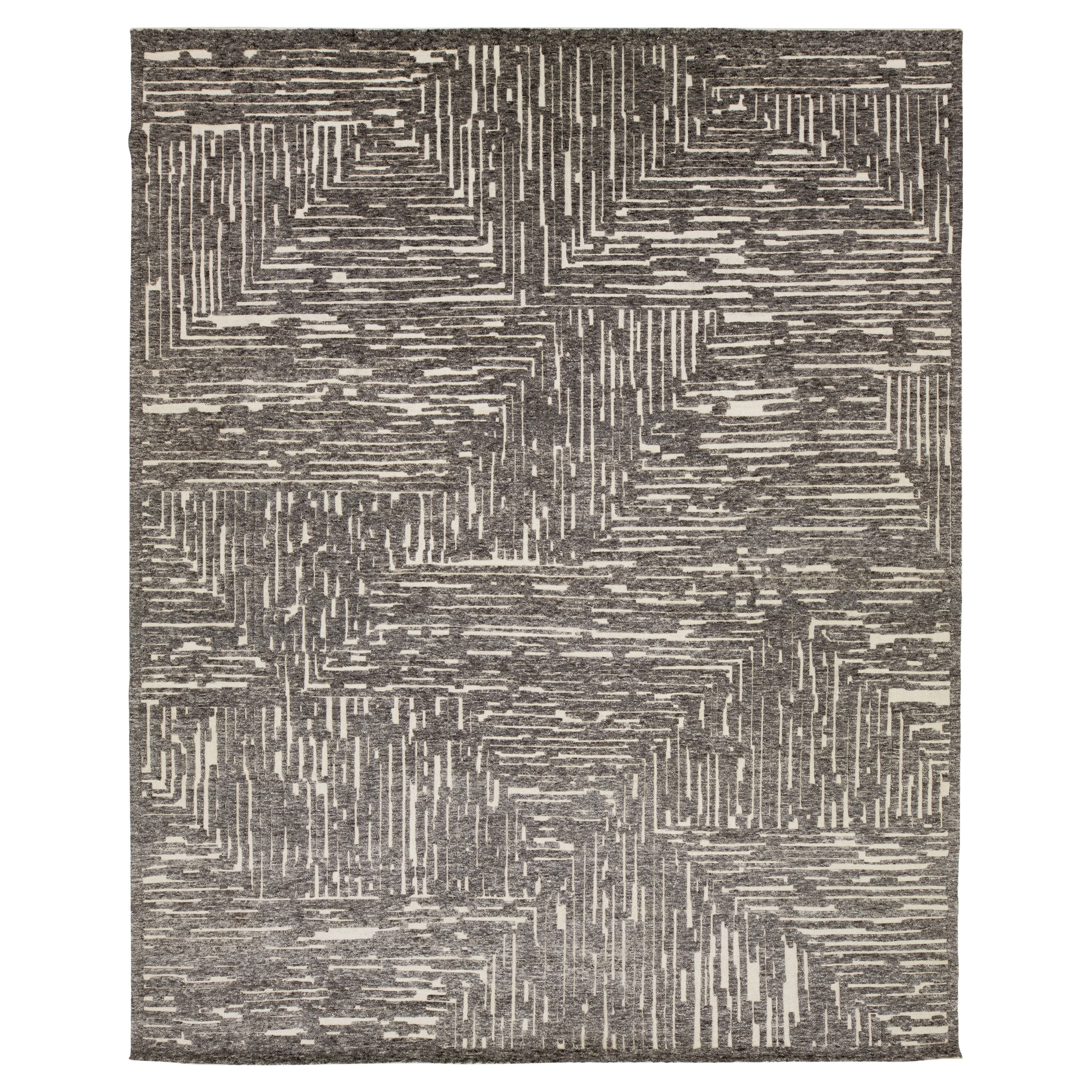 Tapis moderne en laine naturelle marocaine avec motif abstrait gris par Apadana