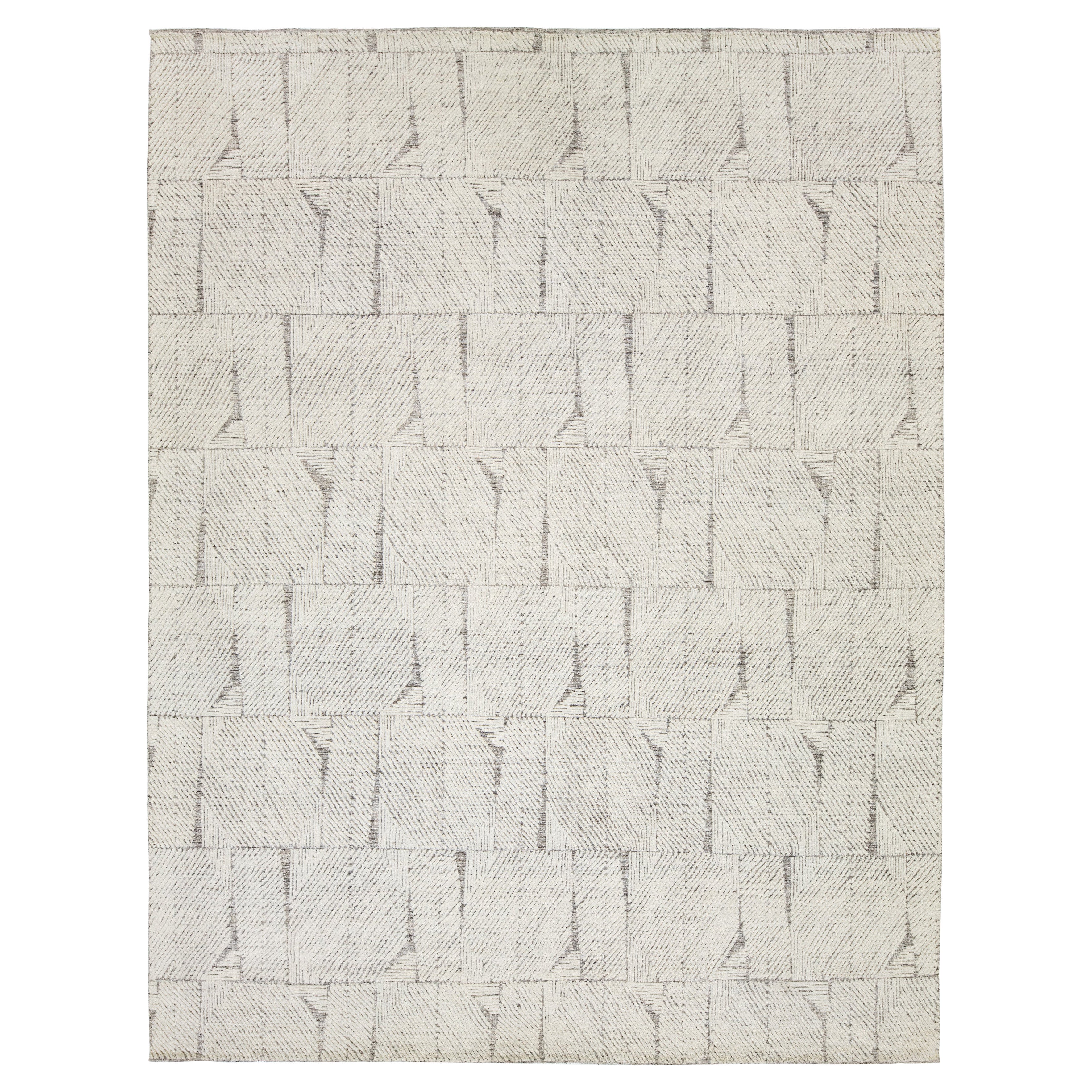 Moderner elfenbeinfarbener Wollteppich im marokkanischen Stil im abstrakten Design von Apadana