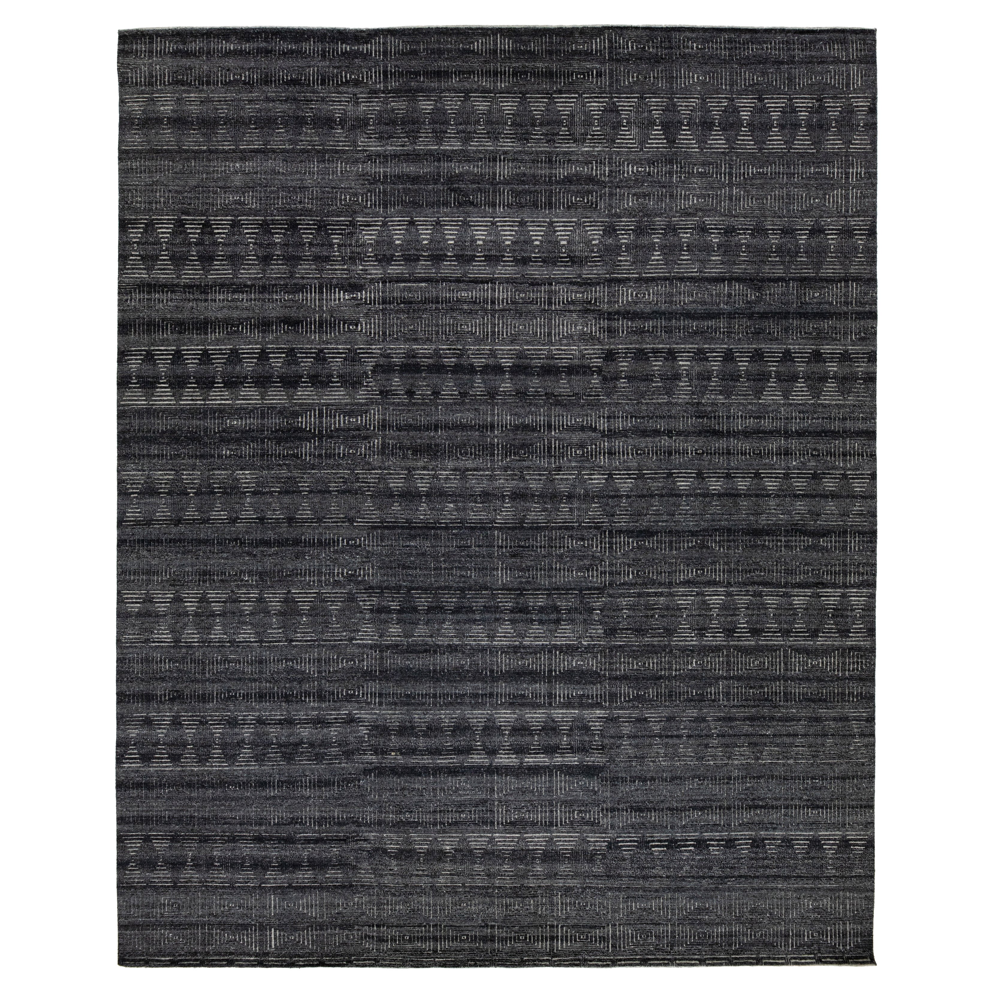 Tapis de style marocain moderne gris anthracite avec motif de diamants par Apadana