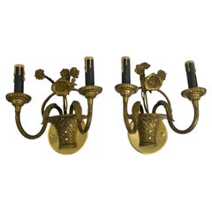 Französische Bronze-Doppelwandleuchter mit Blumenkorb aus der Mitte des 20. Jahrhunderts – ein Paar