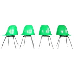 Charles & Ray Eames Juego de 4 sillas "base en H" verde Kelly para Herman Miller, 1960