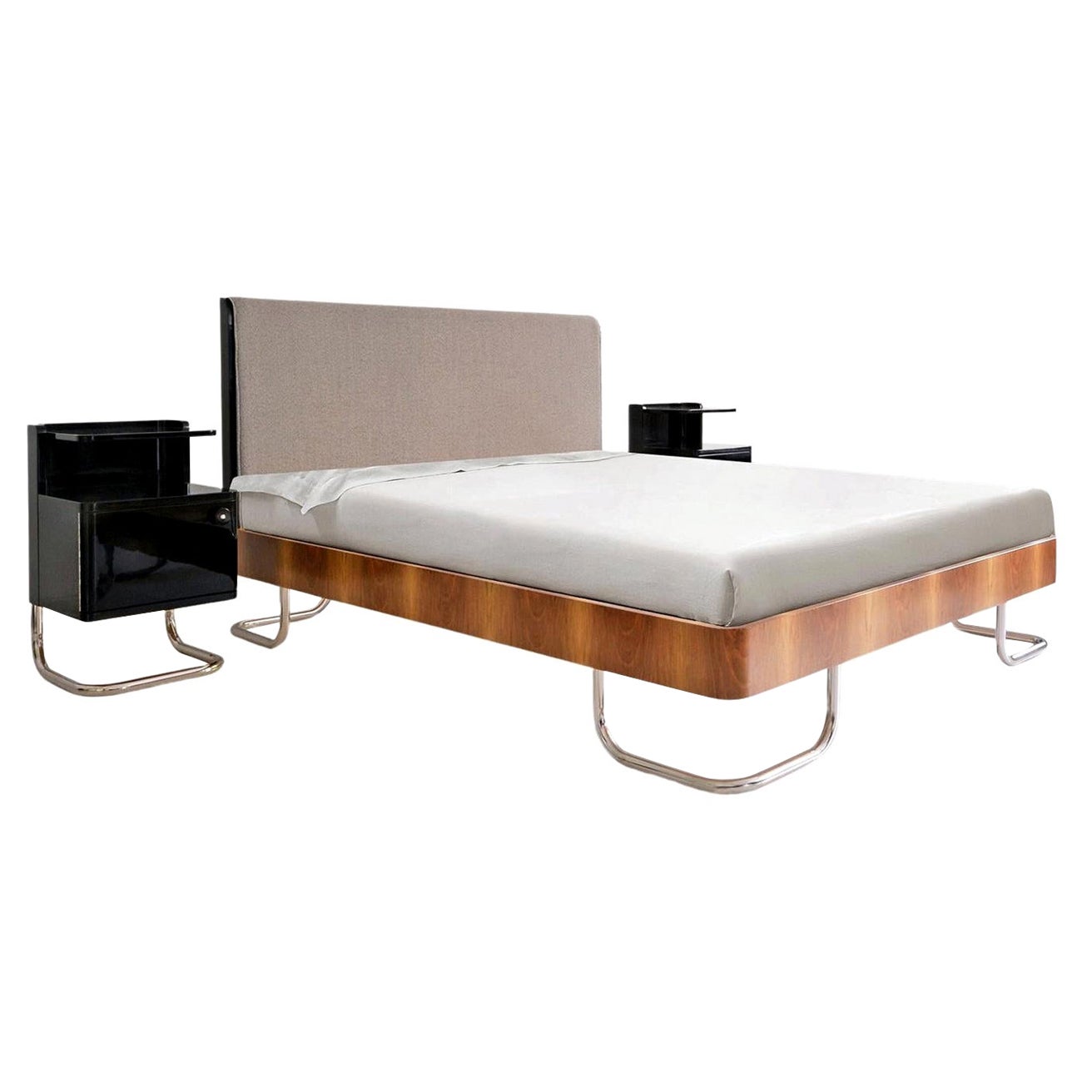 Letto matrimoniale moderno e contemporaneo su misura con comodini in Wood lavorato artigianalmente