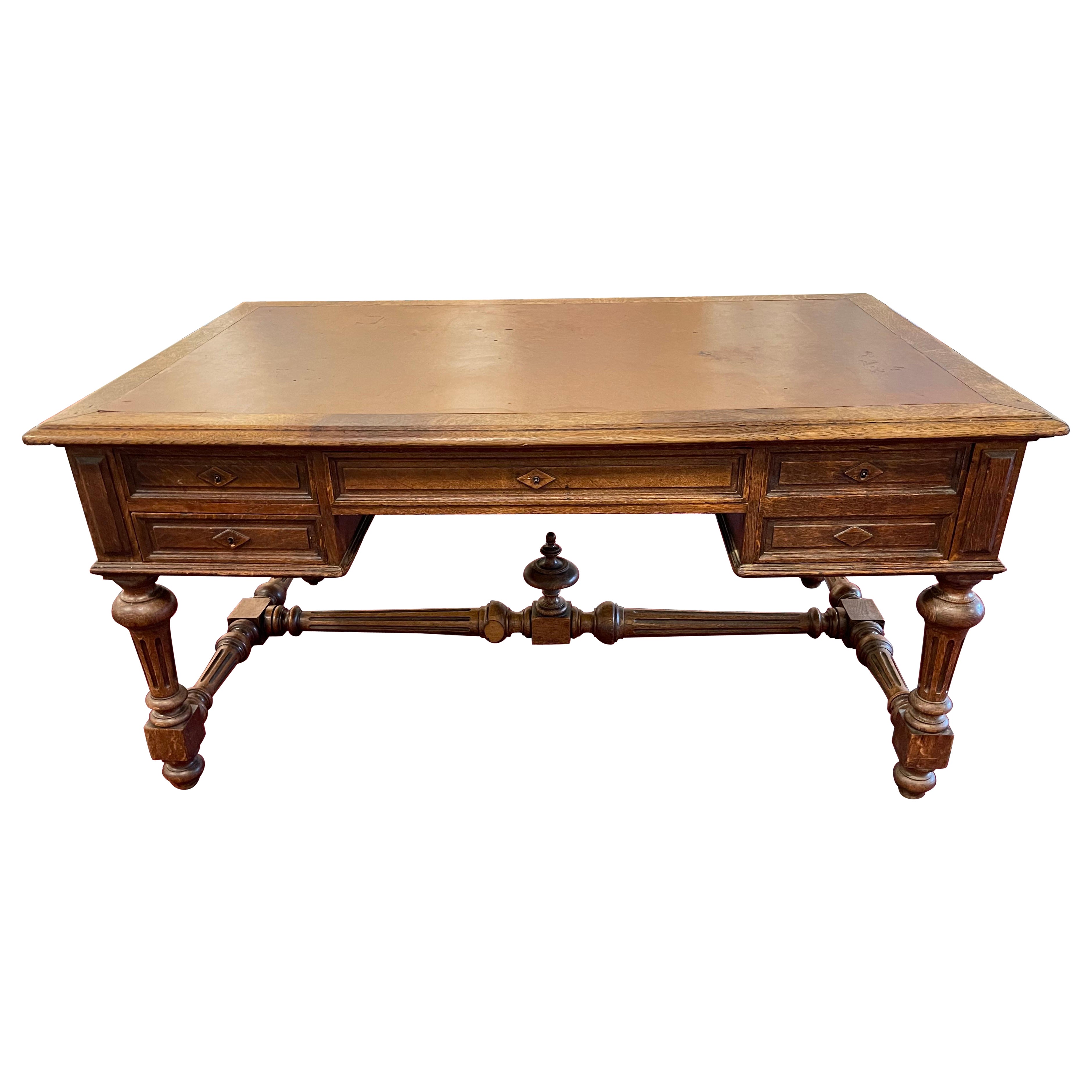 Grande scrivania francese in Oak con quattro cassetti e piano in pelle, XIX secolo in vendita