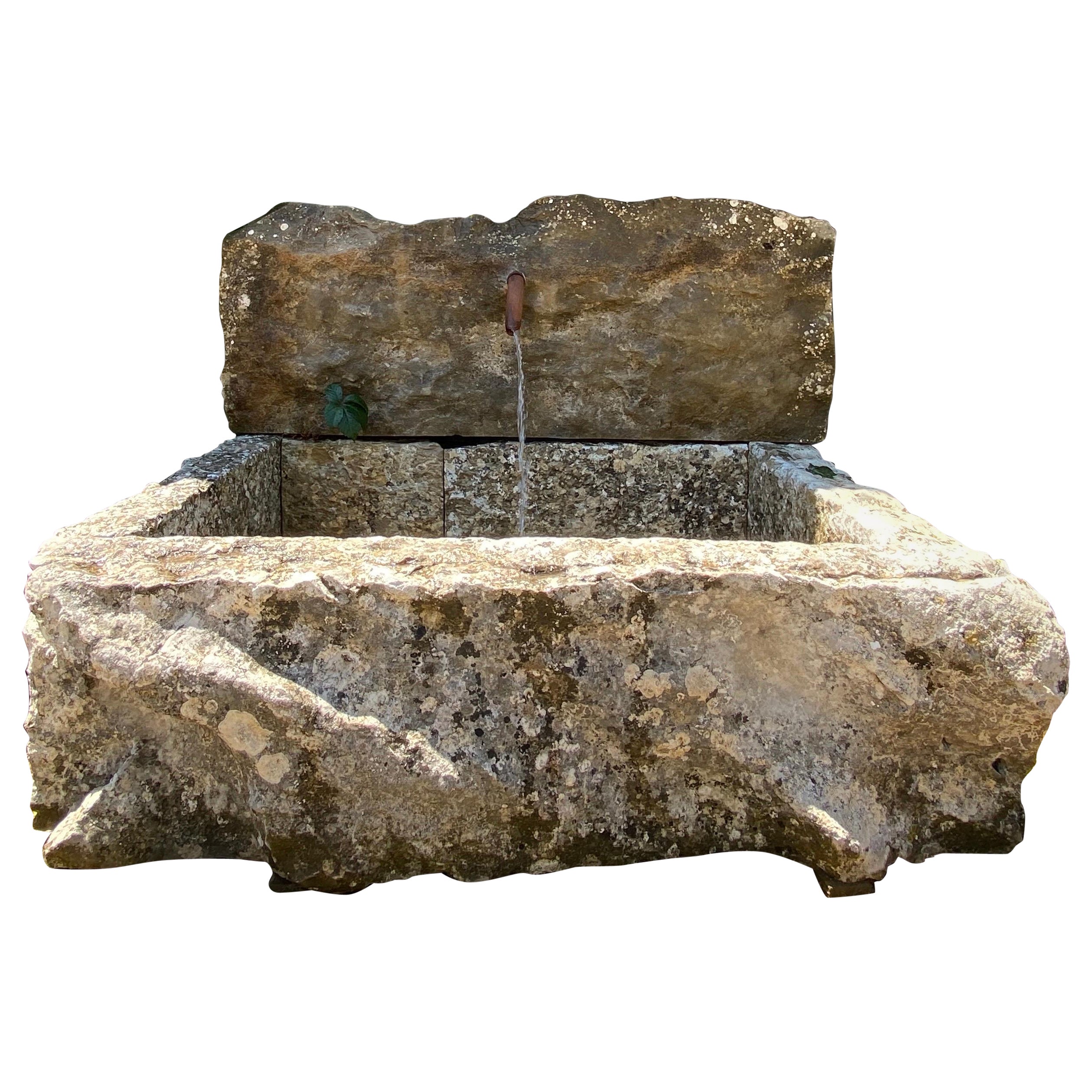 Fontaine murale créée à partir d'éléments de pierre anciens récupérés.