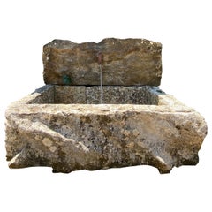 Fuente de pared creada a partir de elementos antiguos de piedra recuperados