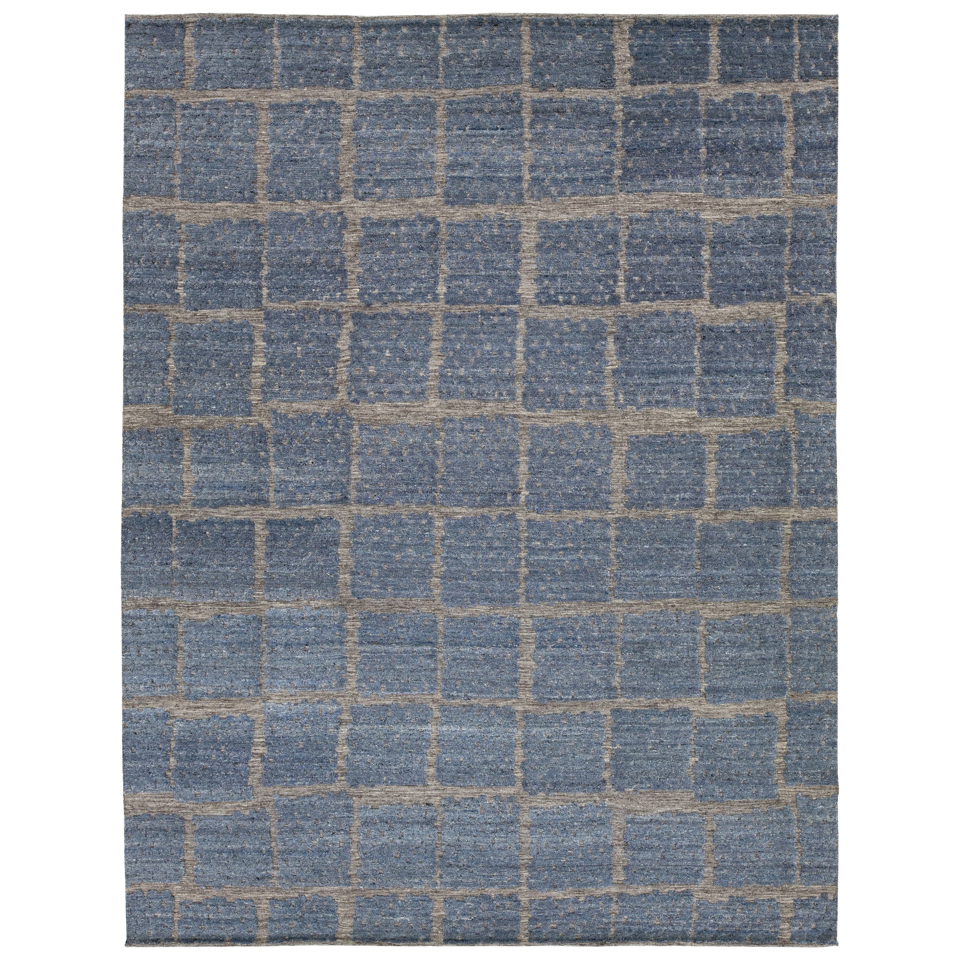 Blauer moderner Wollteppich im marokkanischen Stil mit abstraktem Design von Apadana