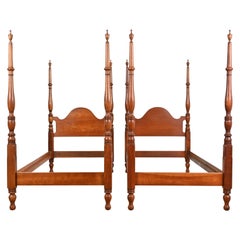 Paire de lits affiches géorgiens en bois de cerisier massif sculpté Kindel Furniture