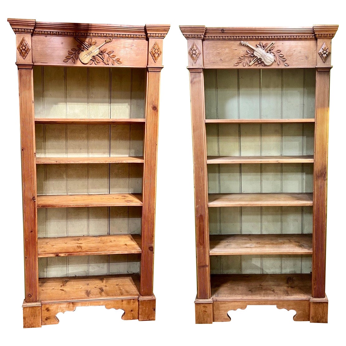 Paire de bibliothèques anglaises du 19ème siècle à motif musical et dos peint