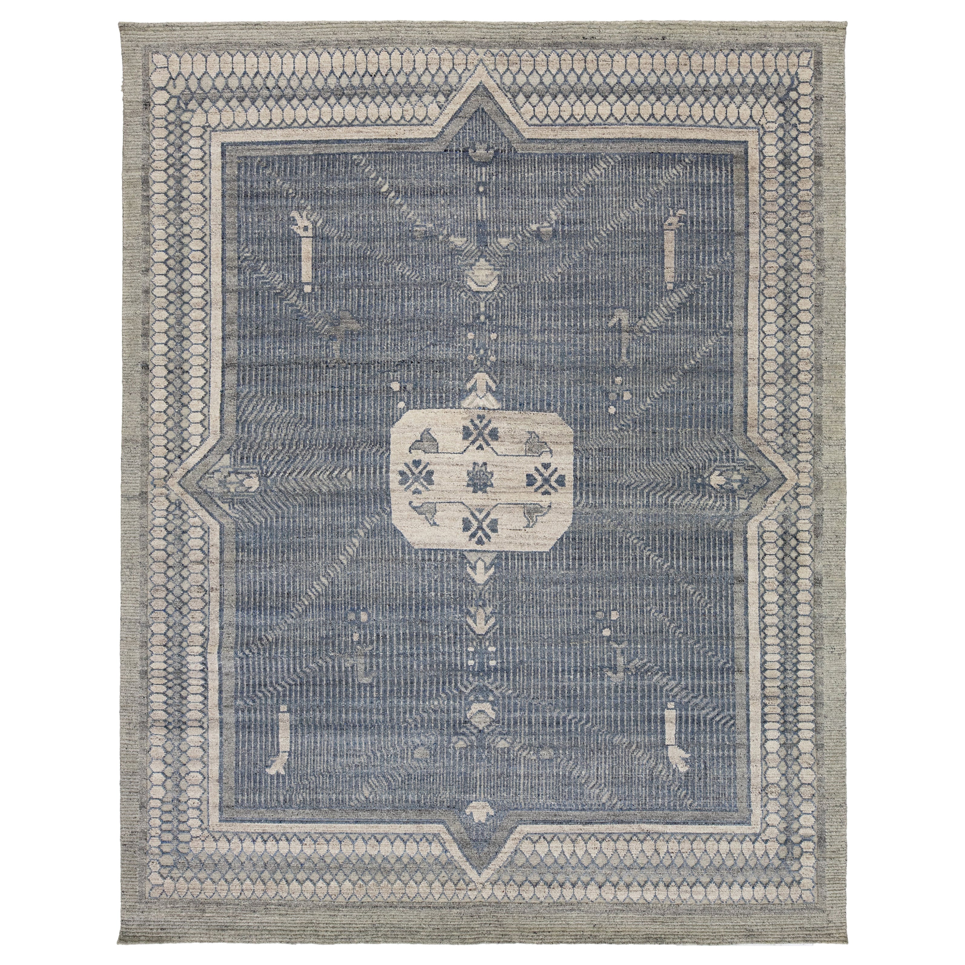 Tapis transitionnel de style Oushak en bleu avec motif de médaillon par Apadana