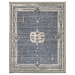 Tapis transitionnel de style Oushak en bleu avec motif de médaillon par Apadana