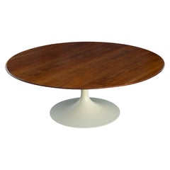 Table basse ronde Tulipe 42" en noyer et base en fer, restaurée par Knoll