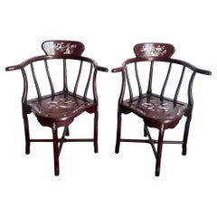 Paire de chaises d'angle chinoises en Wood Wood et incrustation de nacre